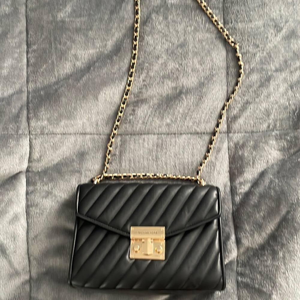 Michael Kors Crossbody bag. Perfect for going out and bringing necessities